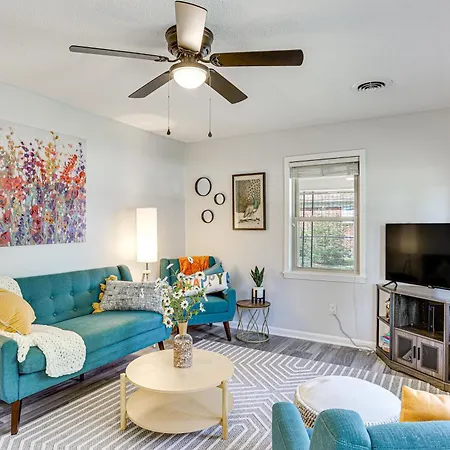 Walkable Home With Fire Pit And Yard In Henderson